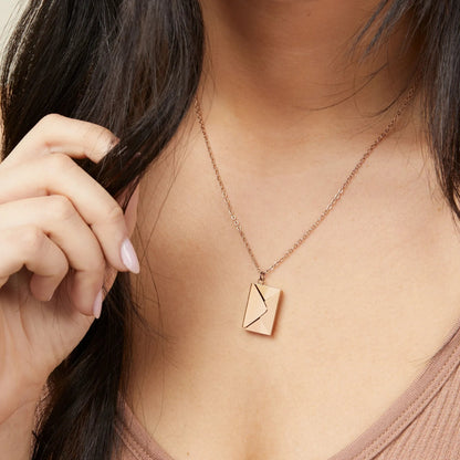Collier enveloppe secret avec un message d’amour caché