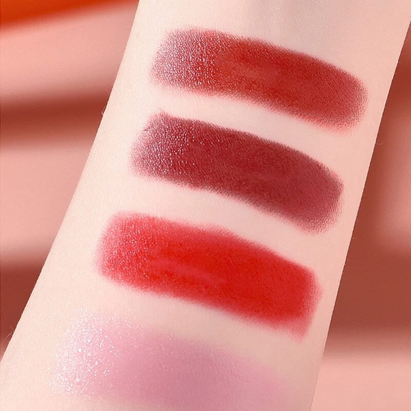 Matt rúzsok elegáns kézitáskában 